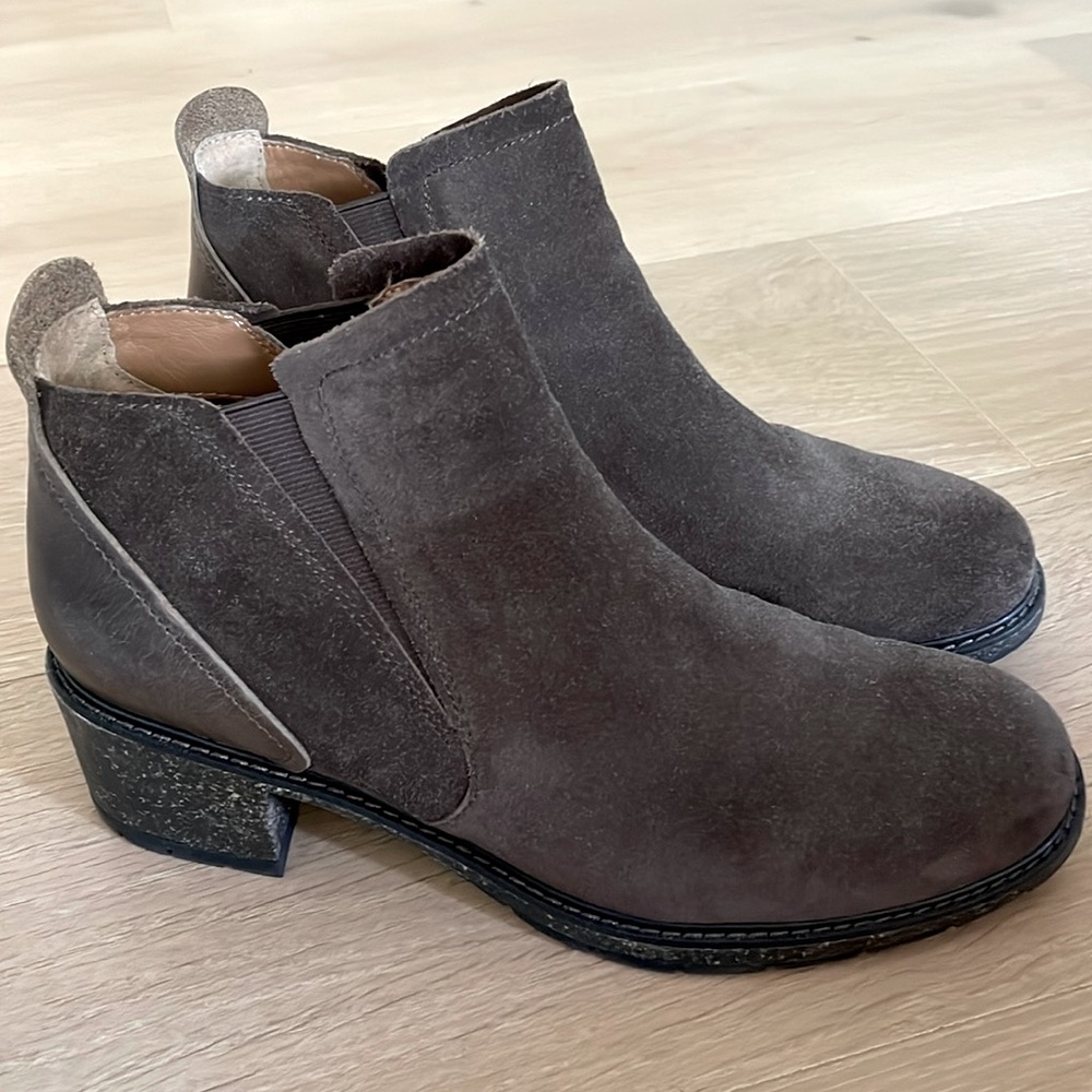 Aetrex Frankie Ankle boots 8.5 brown suede